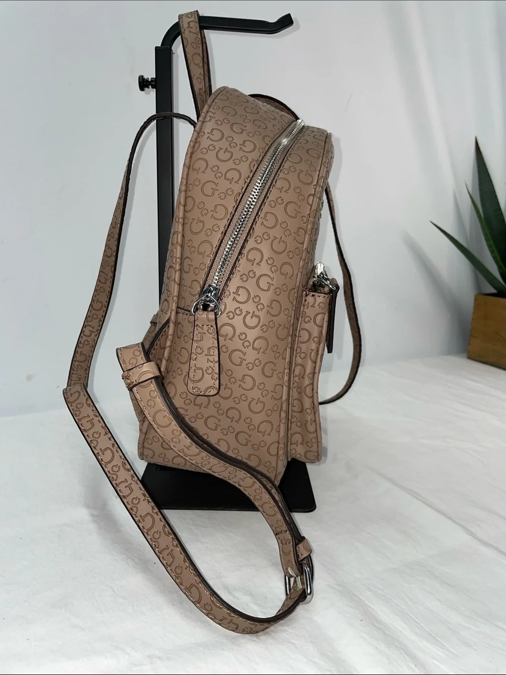 GUESS LA MONOGRAM BACKPACK FTL-05-215